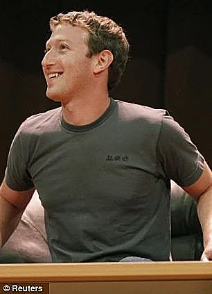 מארק בחולצה אפורה