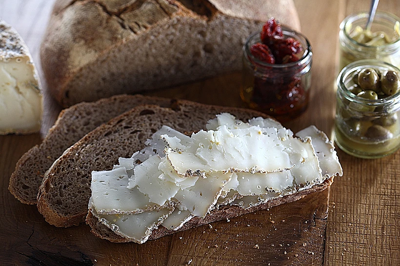 ענבר חרדל על לחם מחמצת שיפון