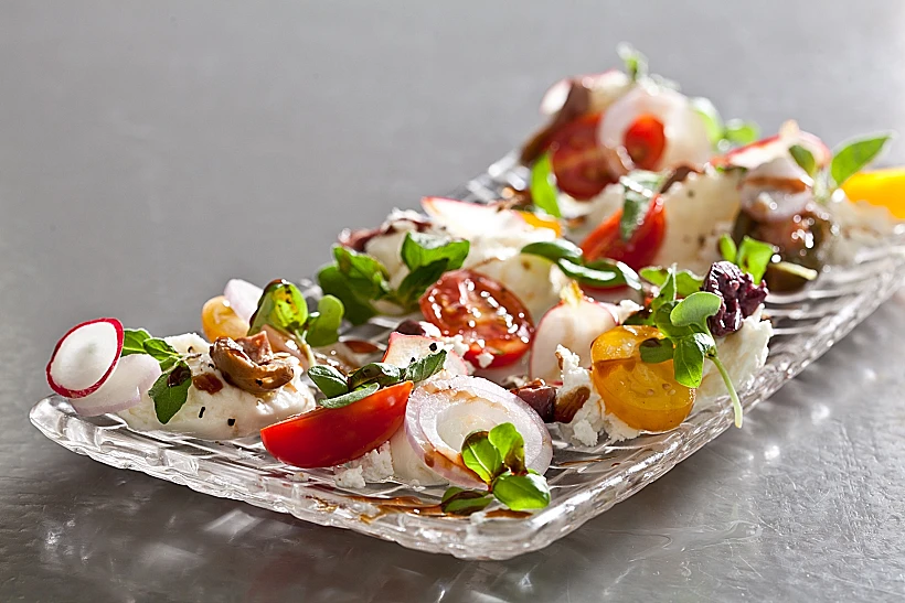 סלט עגבניות שרופות וגבינת חלומי