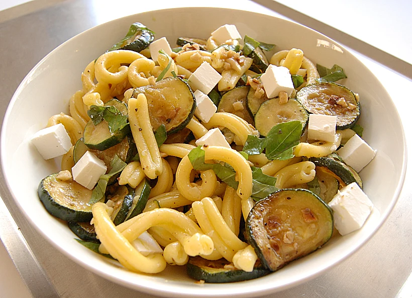 סלט פסטה עם קישואים וגבינת פטה של פסטה דלה קאזה