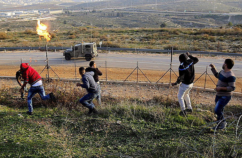 פלסטיני מיידה בקבוק תבערה לעבר רכב מג