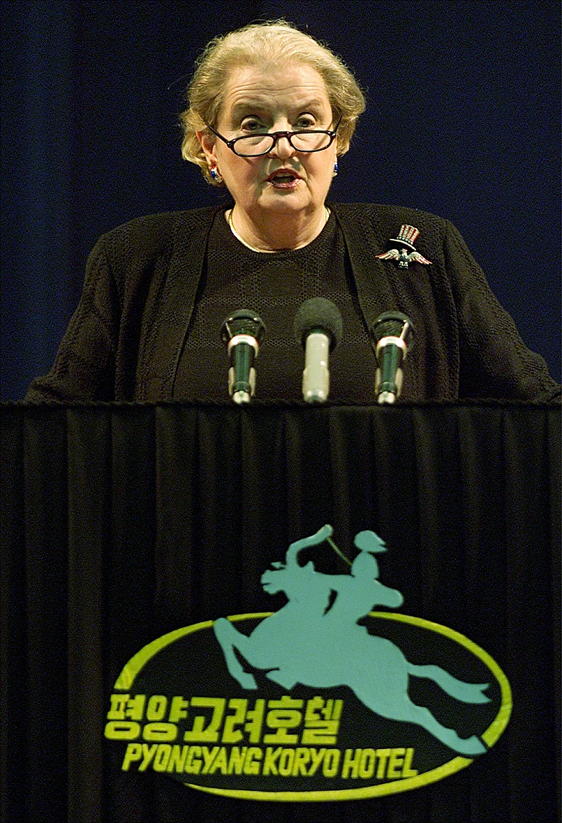 שרת החוץ האמריקנית מדלן אולברייט בהרצאה בפיונגיאנג