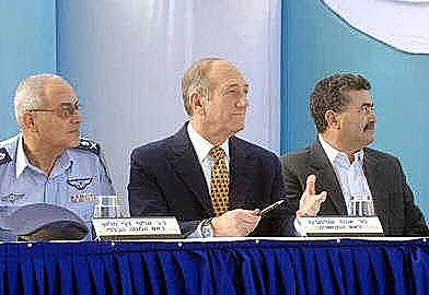 עמיר פרץ ,אהוד אולמרט ודן חלוץ