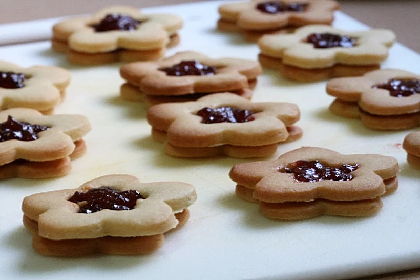 עוגיות חמאה במילוי ריבה - אפויות