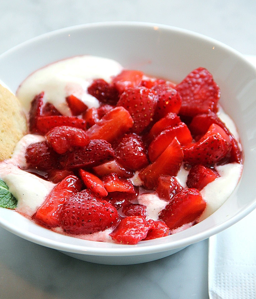 קינוח תותים ומסקרפונה של עומר מילר ממסעדת