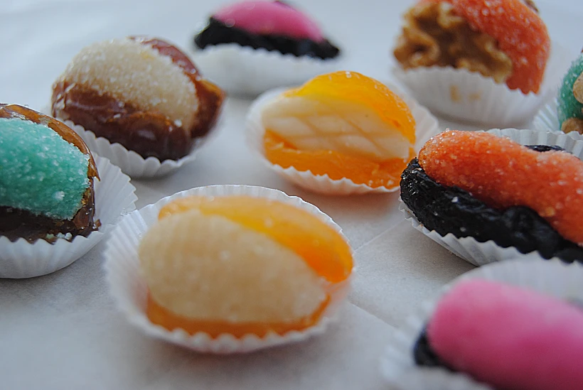 פירות יבשים ממולאים במרציפן של פסקל פרץ רובין - כתבת מתכוני מימונה