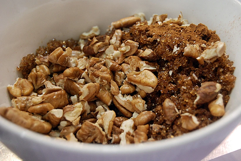 עוגה בחושה עם פקאנים - מתוך קורס קונדיטוריה בלגעת באוכל