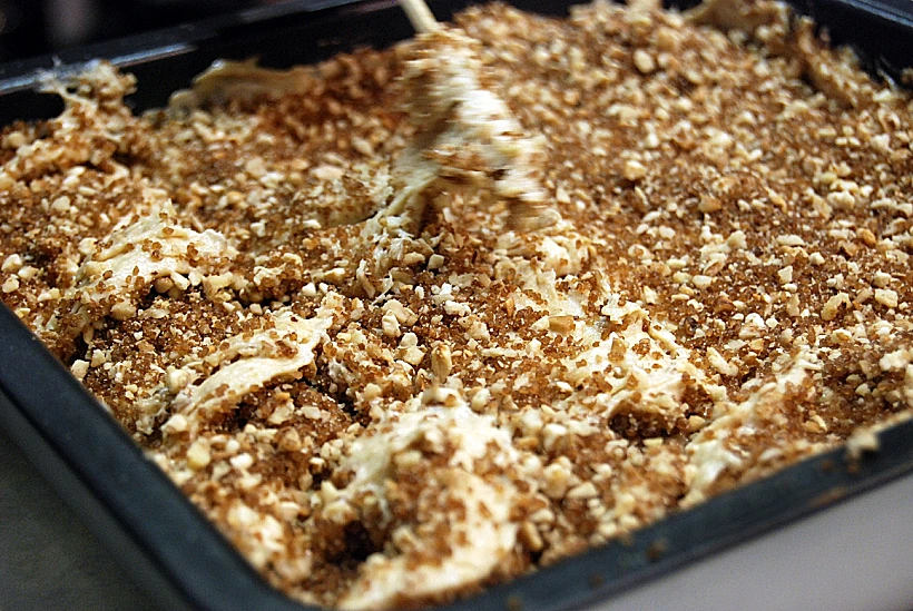 עוגה בחושה עם פקאנים - מתוך קורס קונדיטוריה בלגעת באוכל