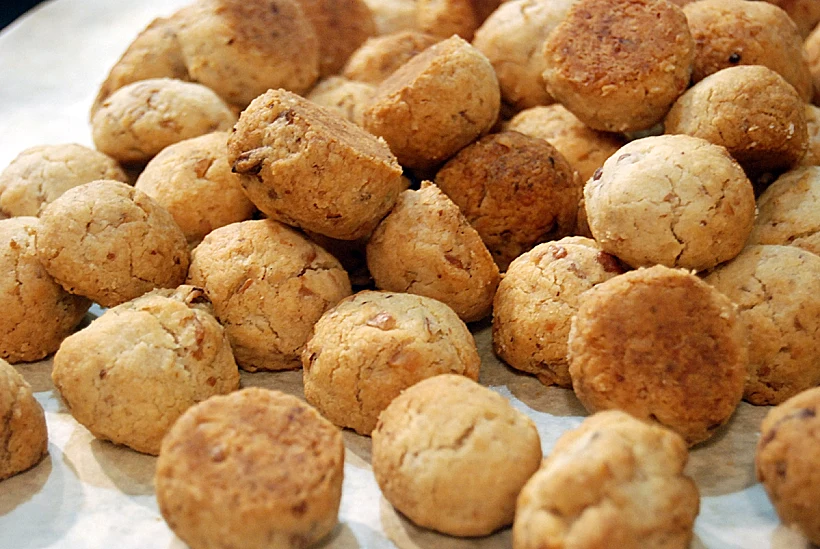 כדורי פקאן בציפוי אבקת סוכר