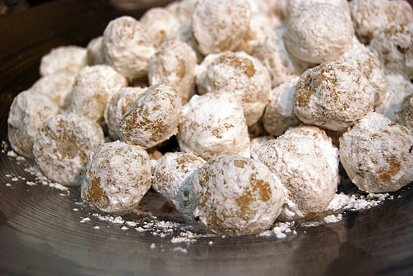 כדורי פקאן בציפוי אבקת סוכר