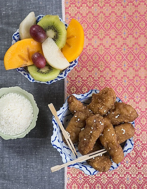 קואיי טוט - בננה מטוגנת בציפוי קוקוס וקמח אורז