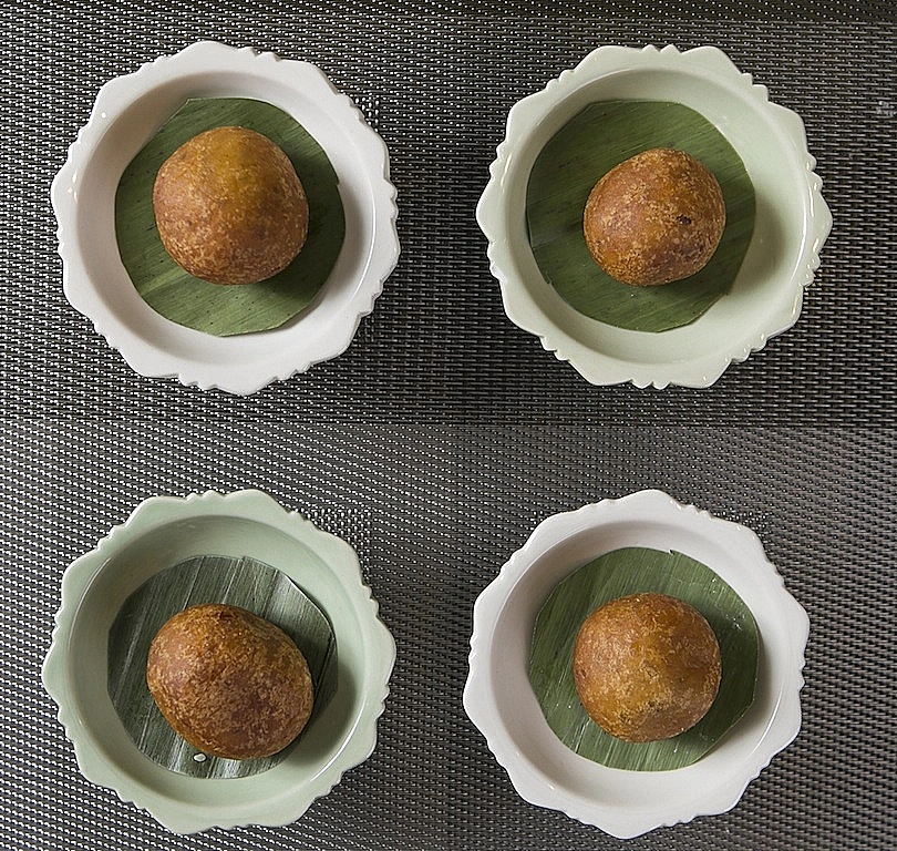 קאי הונג - בצק אורז במילוי שעועית מטוגן עם שומשום