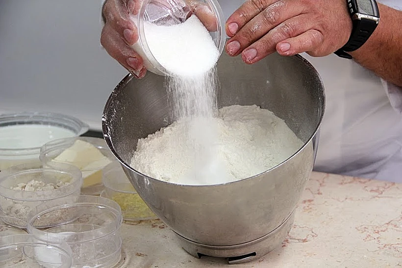 הכנת סופגניות - מיקי שמו