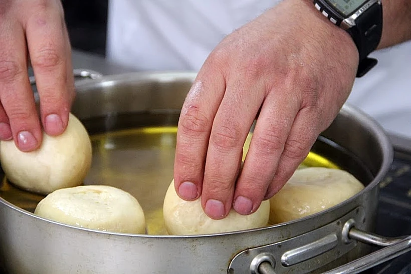 הכנת סופגניות - מיקי שמו