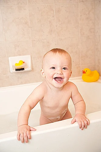 תינוק באמבטיה