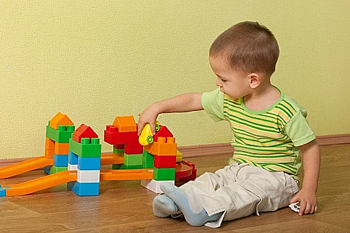 ילד משחק בחדרו