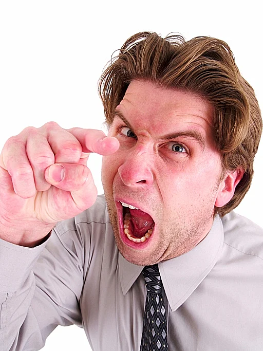 גבר כועס מצביע