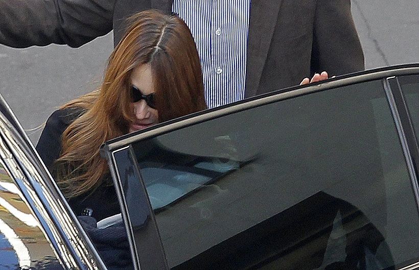 קרלה ברוני יוצאת מבית החולים לאחר הלידה