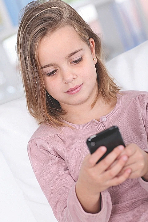ילדה עם טלפון נייד