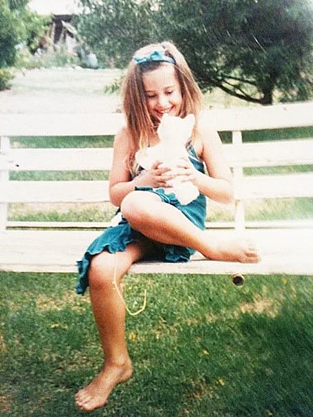 תמונות ילדות של סהר, מתוך התוכנית היפה והחנון, עונה שנייה