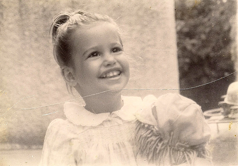 תמונות ילדות של סהר, מתוך התוכנית היפה והחנון, עונה שנייה