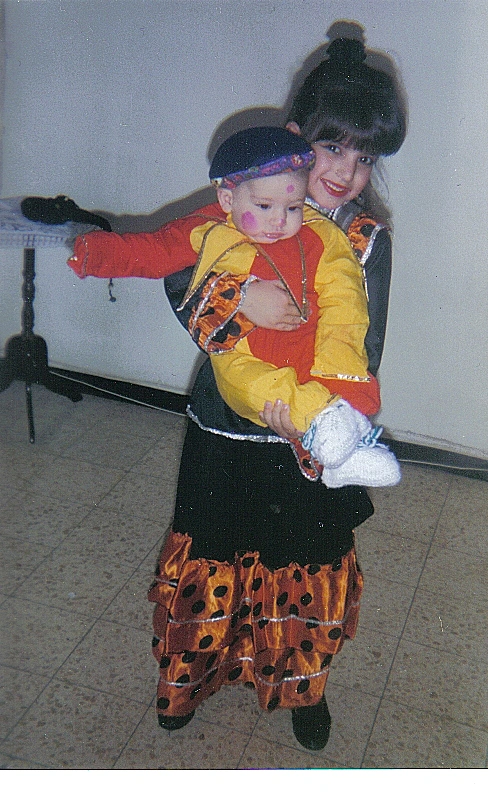 תמונות ילדות של ליטל, מתוך התוכנית היפה והחנון, עונה שנייה