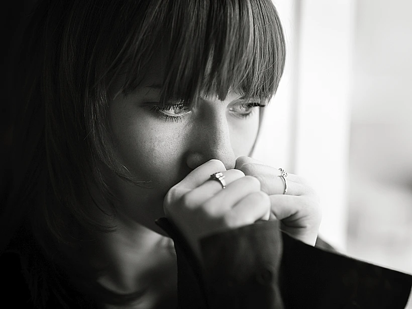 נערה בדיכאון ליד החלון