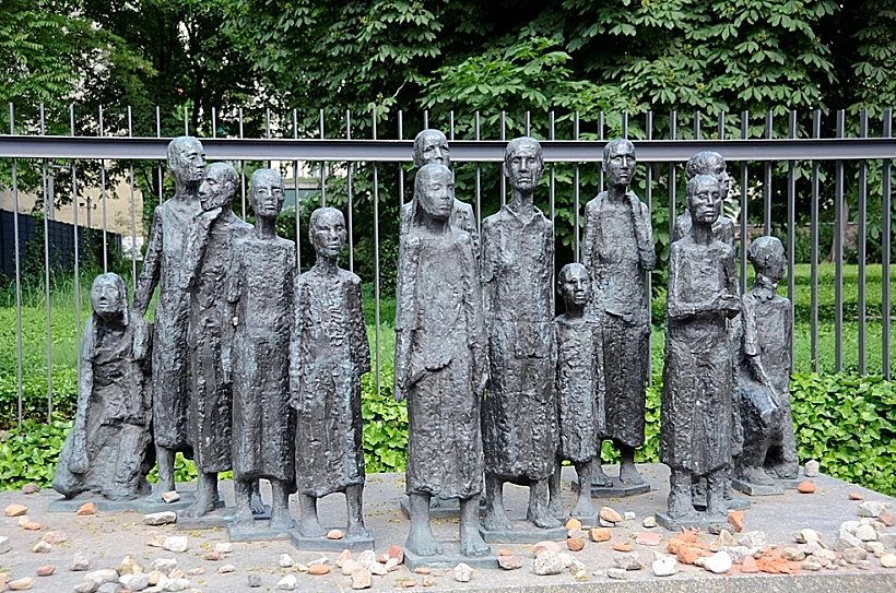 פסל הנשים באזור היהודי