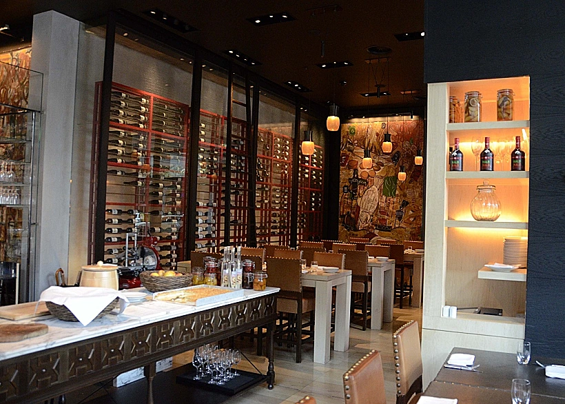 קיר יין במסעדה במלון האייט