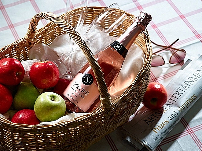 תמונה של יין לפיקניק,לכתבה עלהתאמת יין לאירועים, מתחם עולם היין, תמונה ראשיתולהפניות