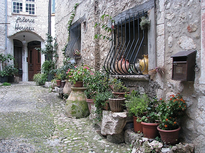 רחוב שליו בסנט פול דו ואנס לכתבת טיול בפרובאנס