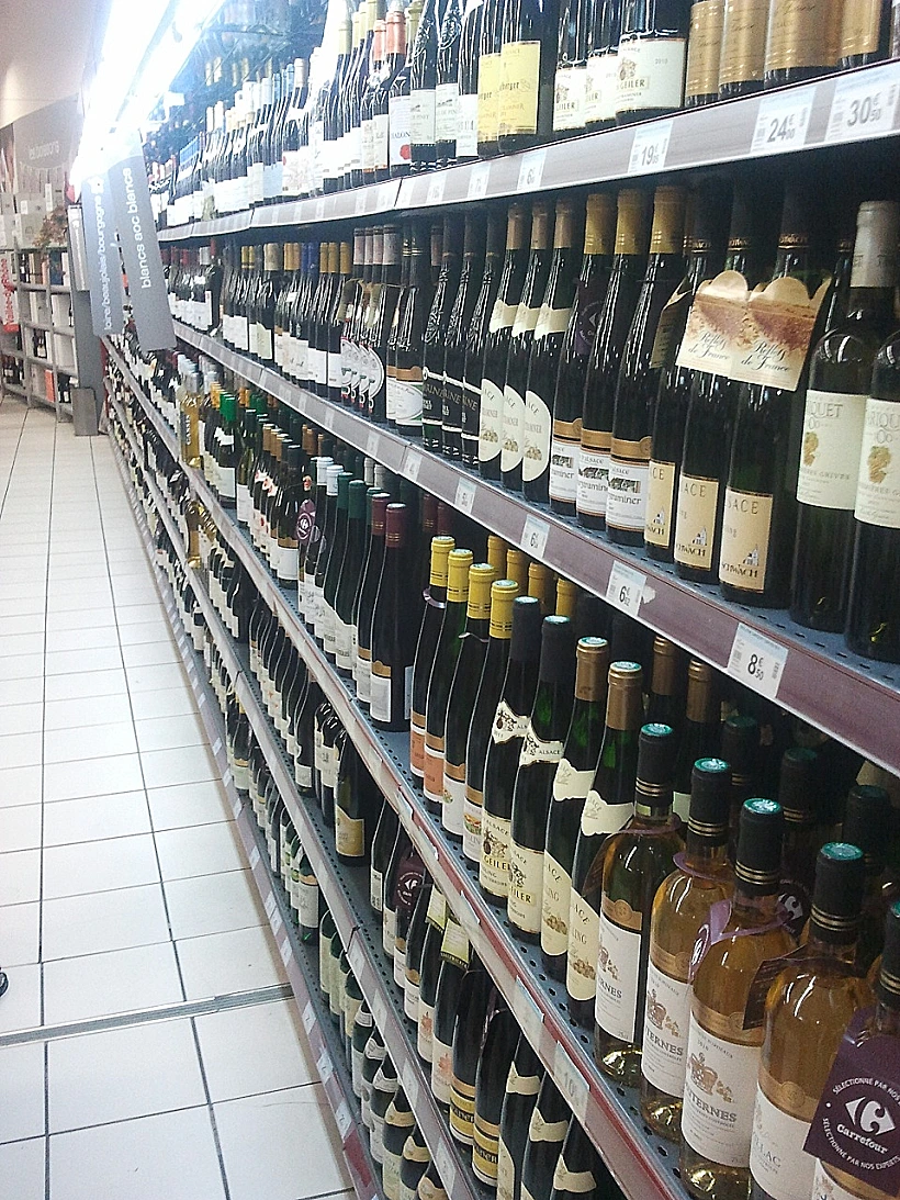 מדף יינות בסופר טיפוסי בצרפת