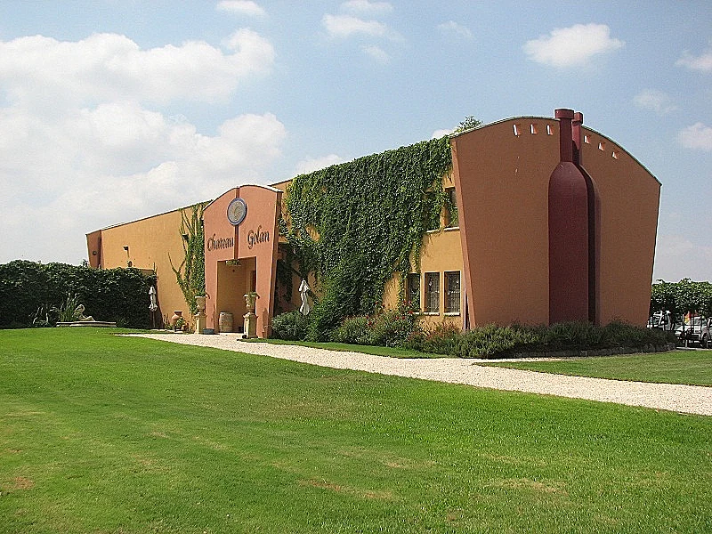 מרכז מבקרים של יקבי שאטו גולן ברמת הגולן, בתוך הכתבה