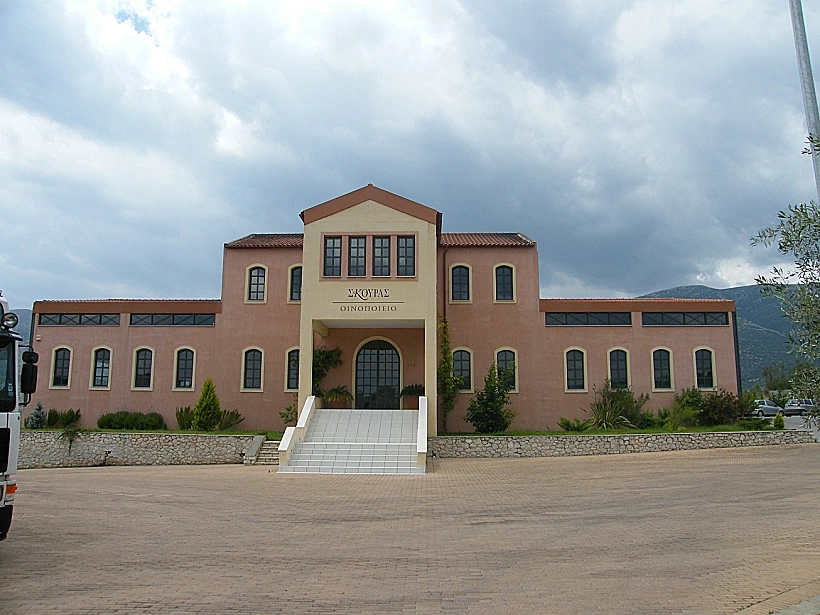 כרמים על רקע הר ביוון תמונה ראשית ולהפניות