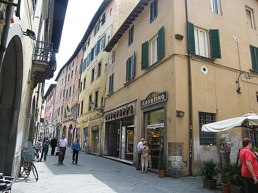 תמונה של סמטאות העיירה לוקה בטוסקנה לכתבה על טיול יין באזור תמונה בגודל מותאם אישית