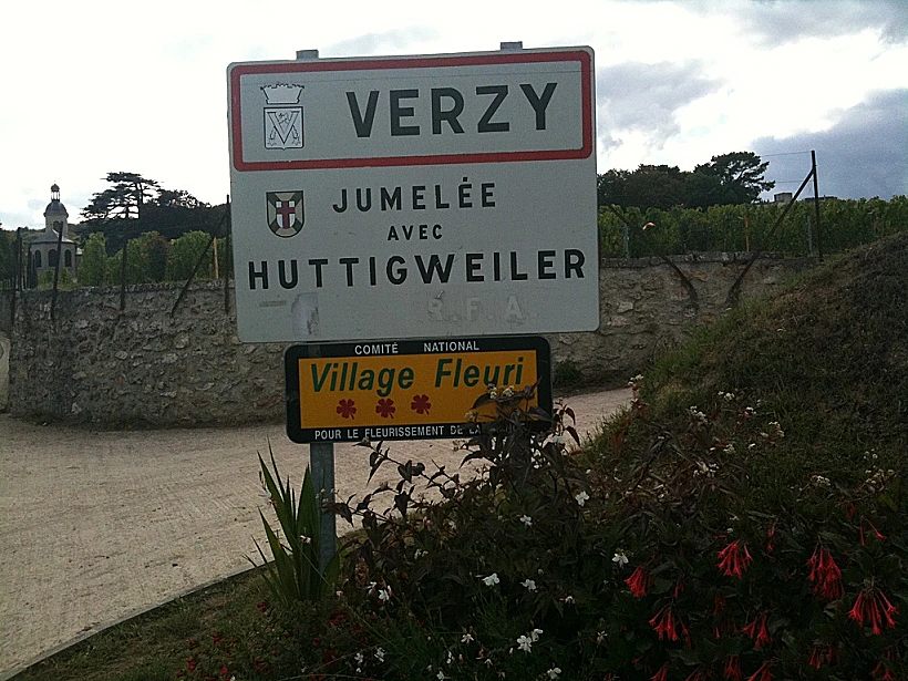 תמונה של העיירה ורזי המחוז שמפאן לכתבה על טיול יינות בחבל שמפאן תמונה בגודל מותאם אישית