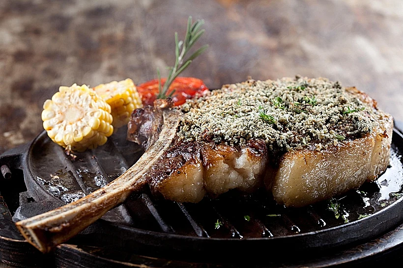 סטייק במסעדת בפורטרהאוס, כתבה על טיול יקבים באזור השרון, מתחם עולם היין, תמונה בתוך הכתבה