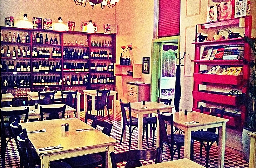 תמונה של חלל מסעדת גאיה בזכרון יעקב, כתבה על סיור יקבים באזור הכרמל תמונה בתוך הכתבה על כל הרוחב