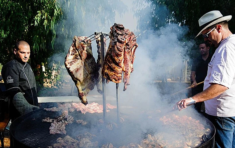 עמדת הגריל במסעדת ארנולדז. תמונה בתוך הכתבה - טיול יקבים בגליל עולם היין