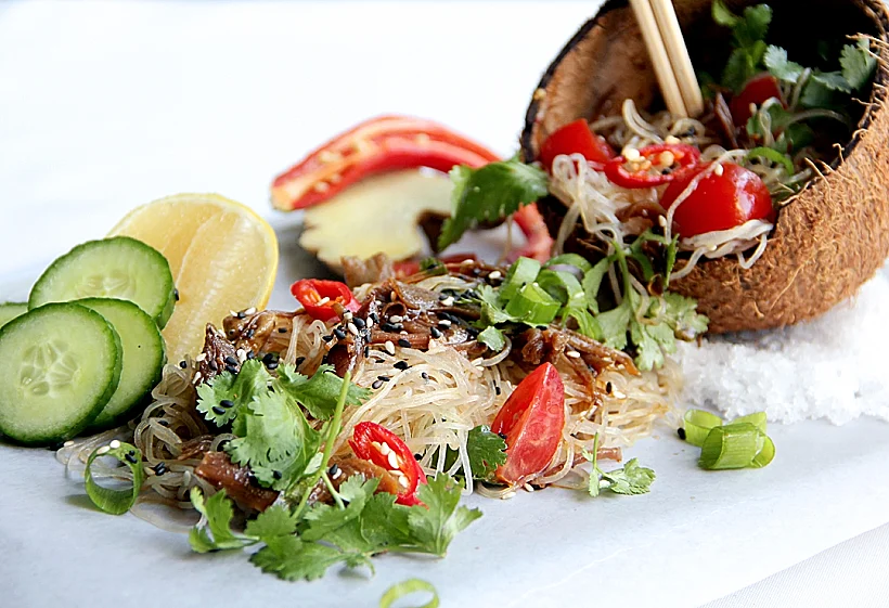 סלט נודלס וברווז הפקת קוקטיילים ומנות לסילבסטר בעולם היין