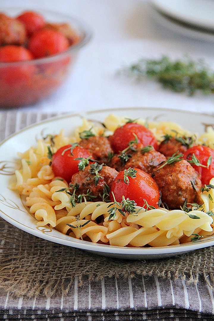 פסטה ברוטב כדורי בשר עם עגבניות שרי מתכון של עז תלם לעולם היין