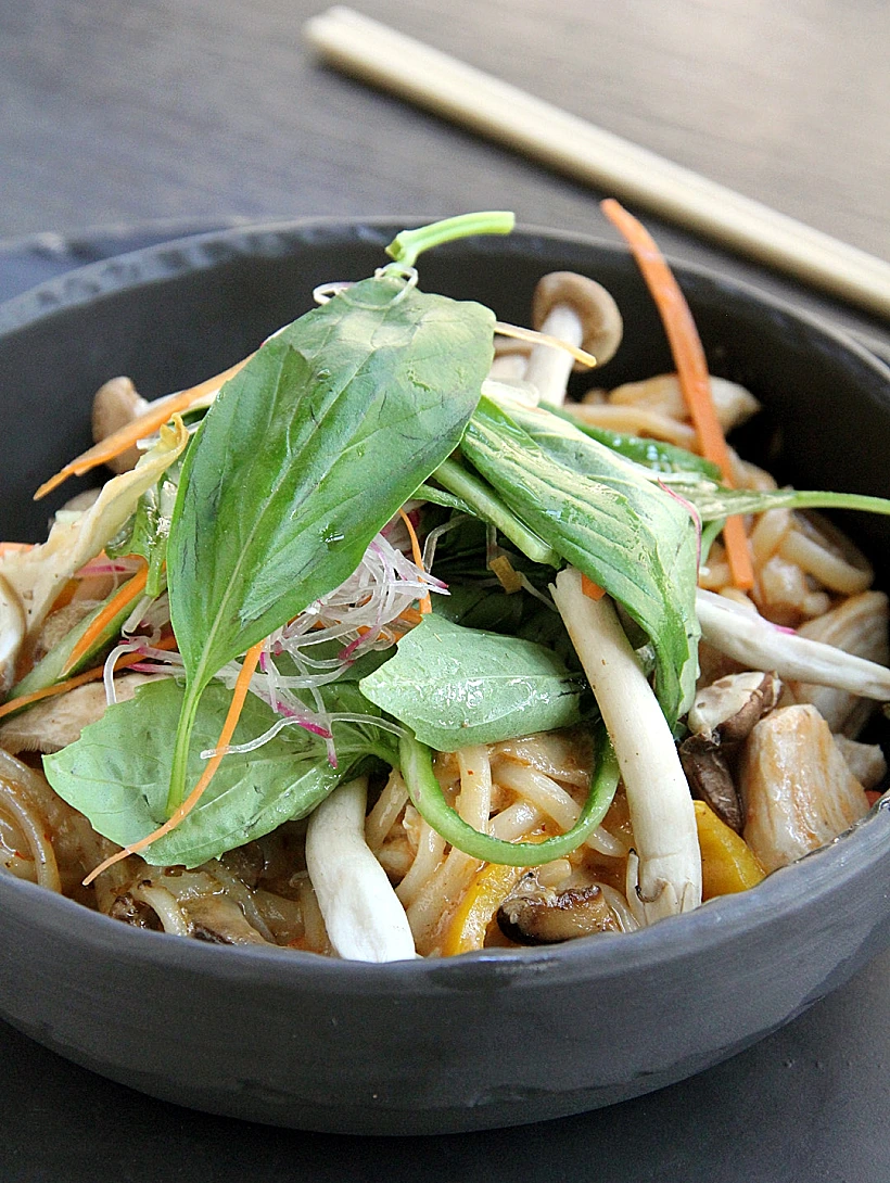 נודלס עם עוף ופטריות