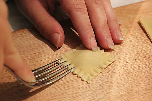 מהדקים רביולי מתוך כתבה על סדנת בישול איטלקי תעולם היין