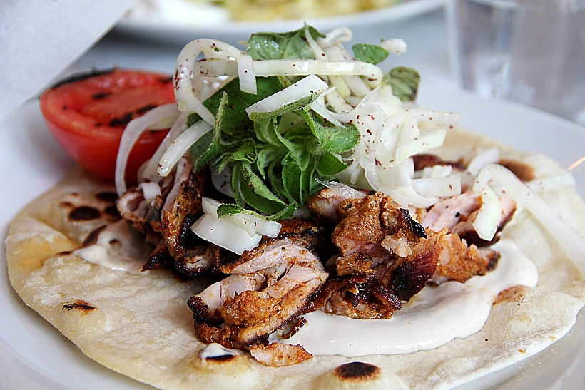 פרגית על טורטיה תוצרת בית של שף עומר מילר מתכון במתחם עולם היין תמונה ראשית והפניות