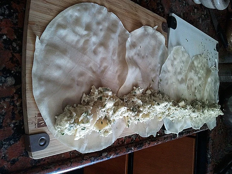 שבלול גבינות וחציל לפני גלגול לכתבה בעולם היין תמונה בגודל מותאם אישית