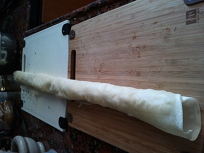 שבלול גבינות וחציל לפני גלגול לכתבה בעולם היין תמונה בגודל מותאם אישית