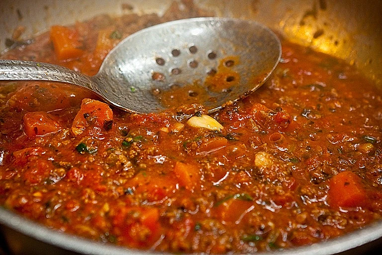 פסטה מסוג פפרדלה ברוטב בולונז טלה, צץחם עולם היין תמונה בגודל מותאם אישית