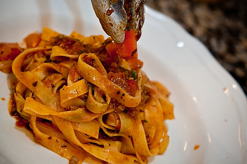 פסטה מסוג פפרדלה ברוטב בולונז טלה, צץחם עולם היין תמונה בגודל מותאם אישית