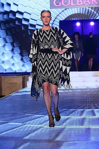 אסתי פותחת את התצוגה