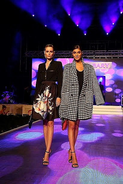 אסתי פותחת את התצוגה